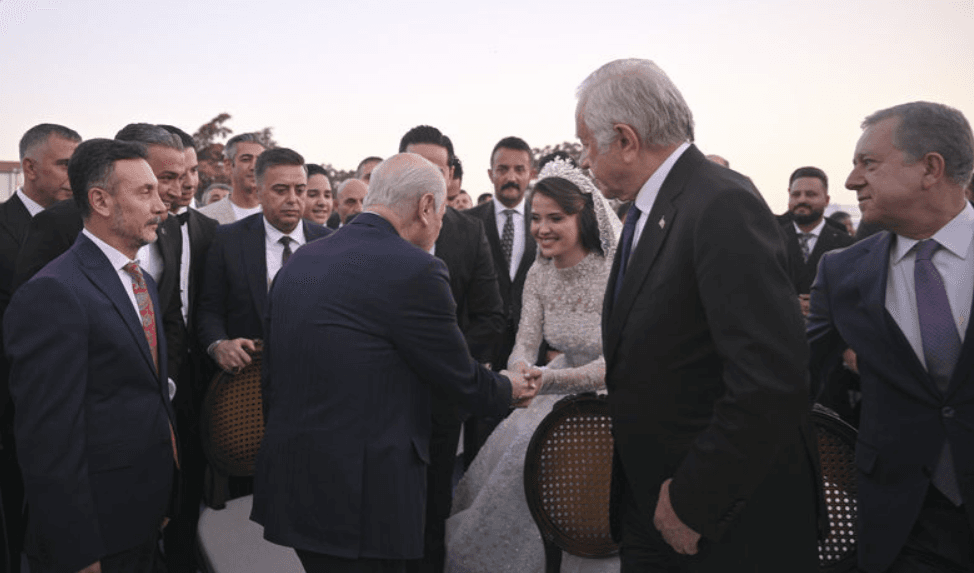 20 bin kişinin katıldığı düğünde Bahçeli nikah şahidi oldu