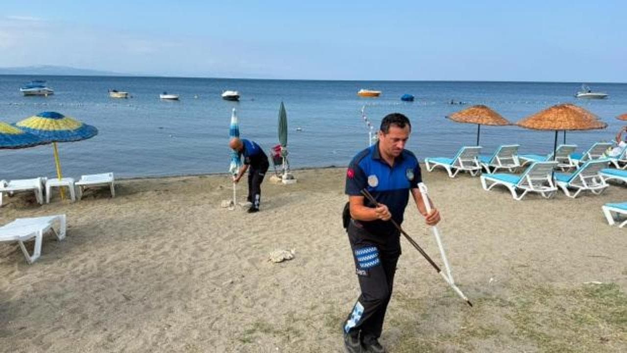 Erdek'te kumsalı işgal edenlere zabıta operasyonu: Şezlong ve şemsiyeler toplandı