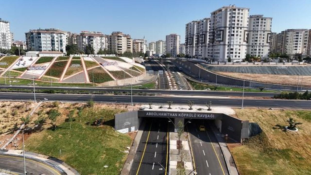 Gaziantep'in ulaşımına 450 milyon liralık dev dokunuş: Abdülhamit Han Köprülü Kavşağı hizmete açıldı