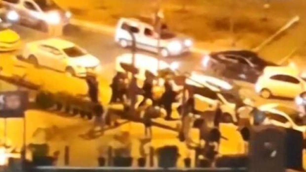 Esenyurt'ta yol ortasında kanlı saldırı: Genç, çığlıklar içinde dakikalarca dövüldü