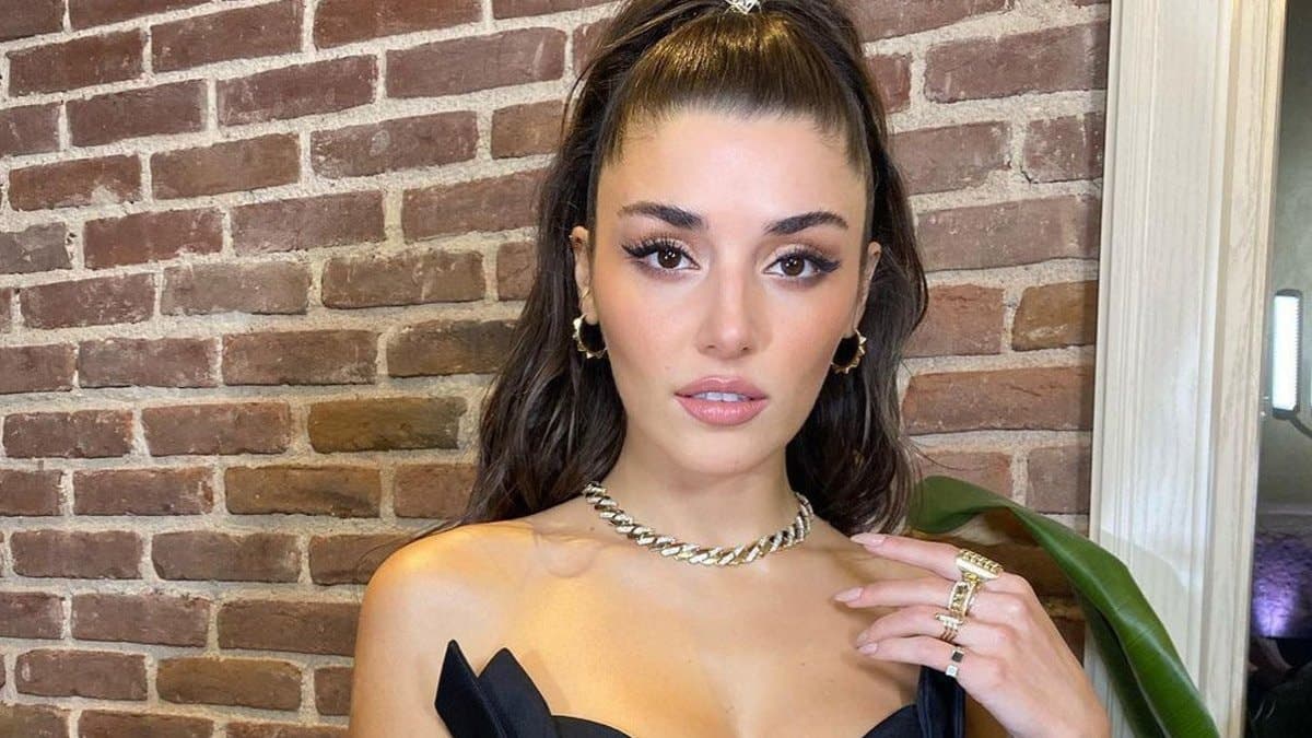 Hande Erçel'in son elbisesi sosyal medyayı ikiye böldü