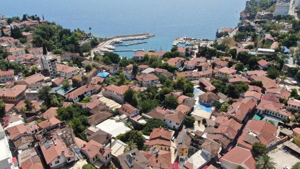 Antalya Kaleiçi'nin gündüzü ayrı gecesi ayrı: 500 kişilik mahallede nüfus 100 katına çıkıyor