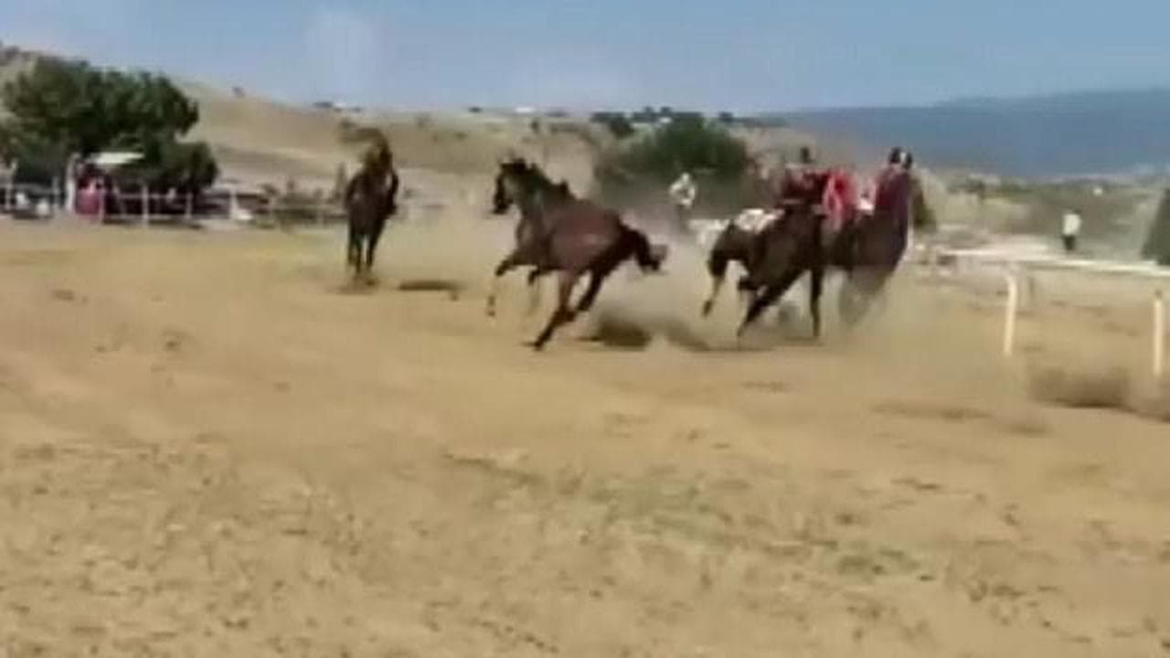 Kastamonu'da festival kapsamındaki at yarışında korkunç kaza: 1 jokey yaralandı, 2 at telef oldu