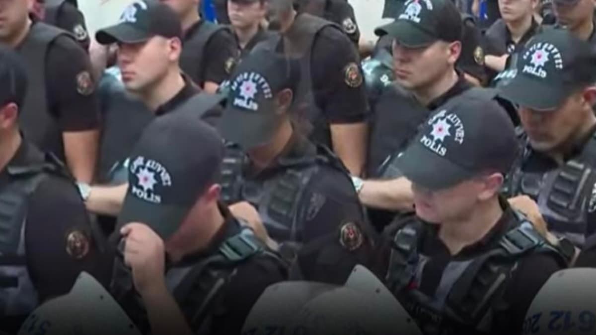 Gazilerin eyleminde duygusal anlar: Polis memuru gözyaşlarına hakim olamadı