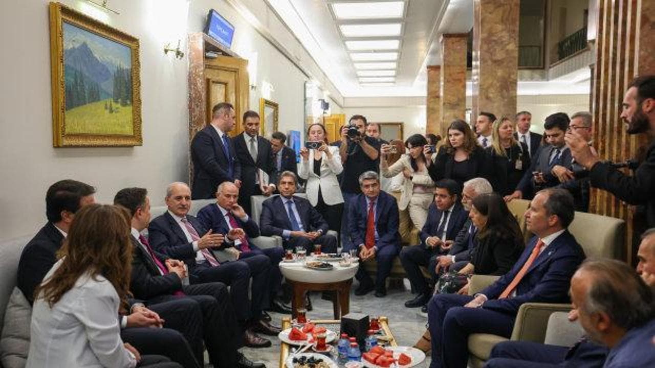 Kurtulmuş'tan Meclis kulislerinde yoğun mesai: Bahçeli'den 'Terörsüz Türkiye' vurgulu anlamlı hediye
