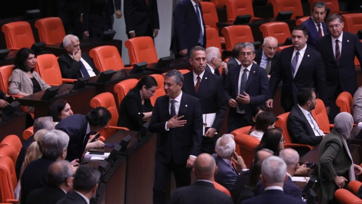 Özgür Özel'den kritik onay: Disiplin soruşturmasındaki vekiller serbest kaldı