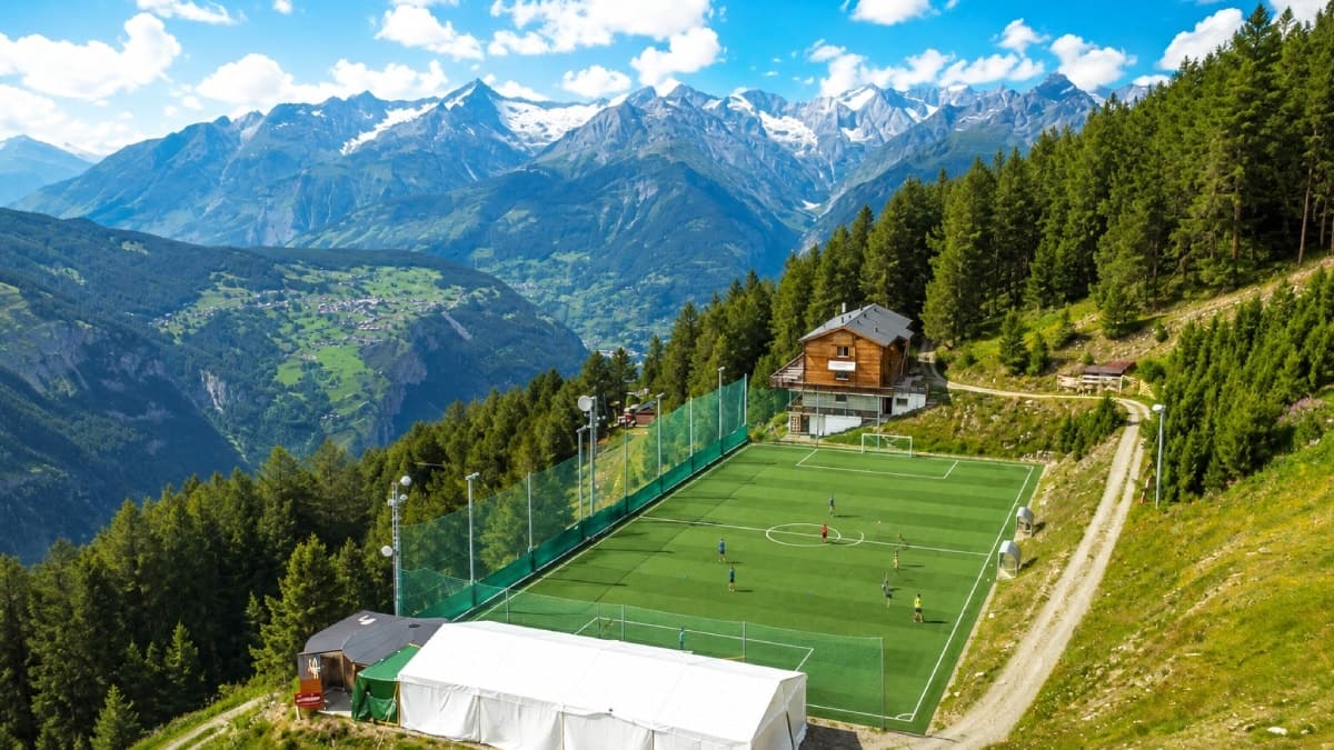 Ulaşımı olmayan köy, dağın zirvesine futbol sahası kurdu: Oyuncular maça teleferikle çıkıyor