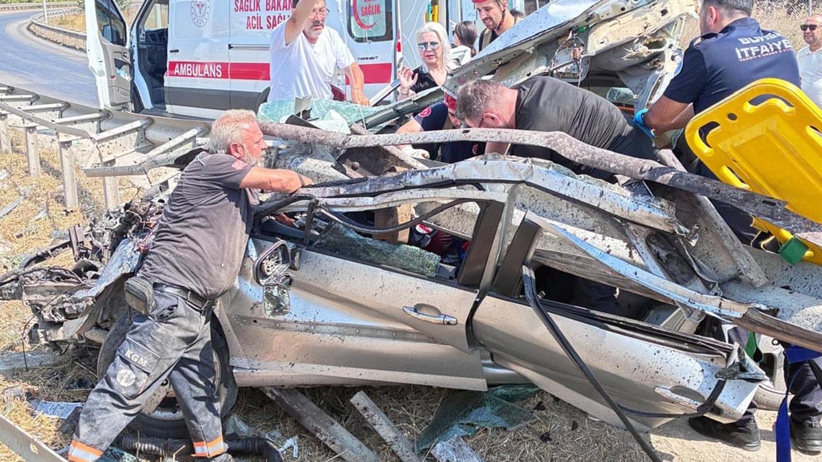 Bursa'da otomobil bariyerlere çarptı: Araç hurdaya döndü