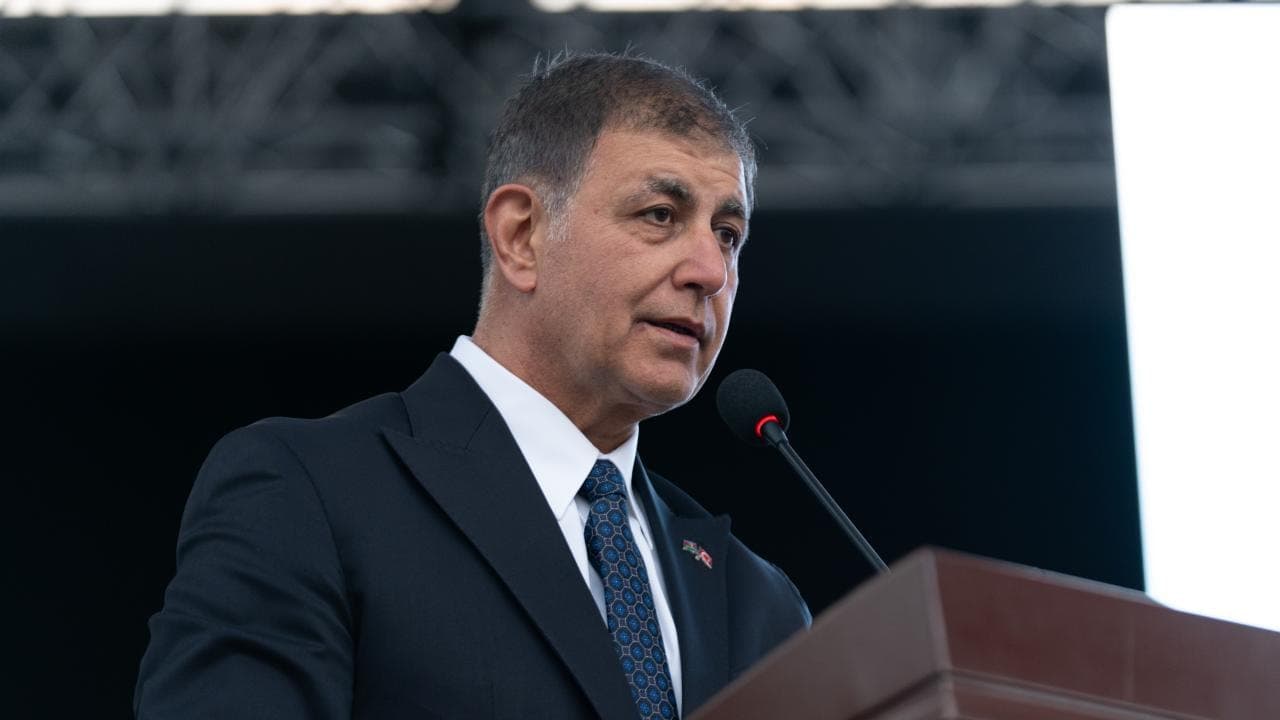 CHP'den AKP'ye geçeceği öne sürülen Cemil Tugay, parti grubuna geri döndü