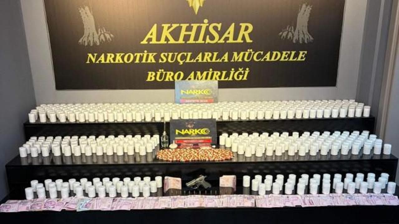 Akhisar'da zehir tacirlerine ağır darbe: Evden 30 binden fazla uyuşturucu hap çıktı