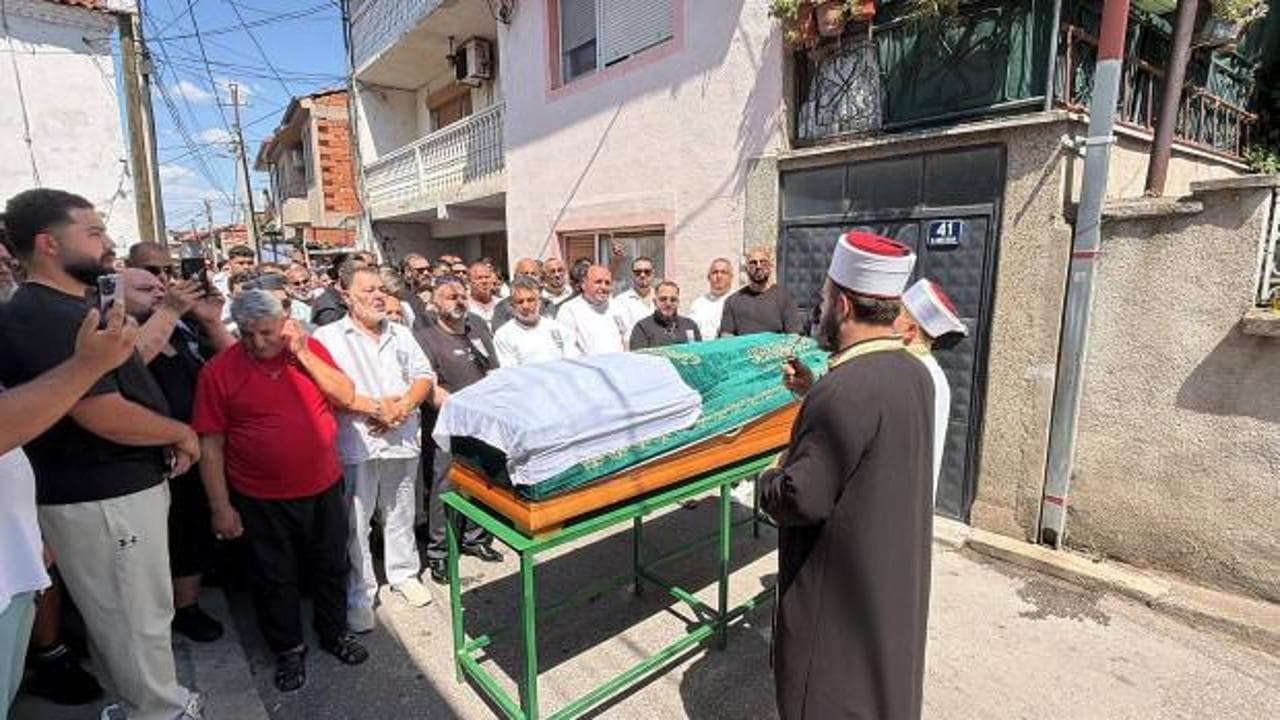 Türk halk müziği sanatçısı Cansever, Kuzey Makedonya'da son yolculuğuna uğurlandı