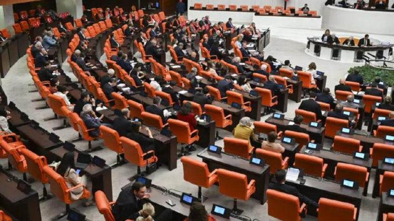AK Parti'ye katılan 3 milletvekiliyle TBMM'de sandalye dengesi yeniden şekillendi