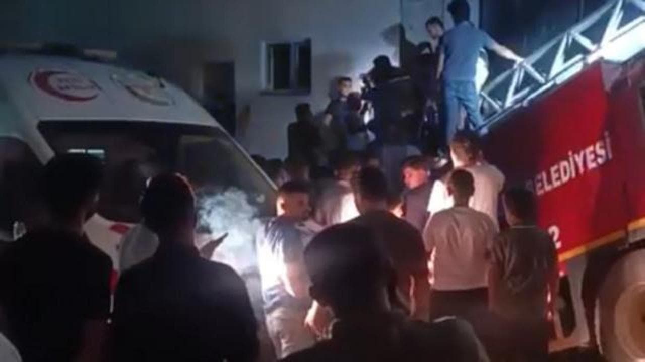Anahtarını unuttu, itfaiye merdiveninde feci şekilde can verdi