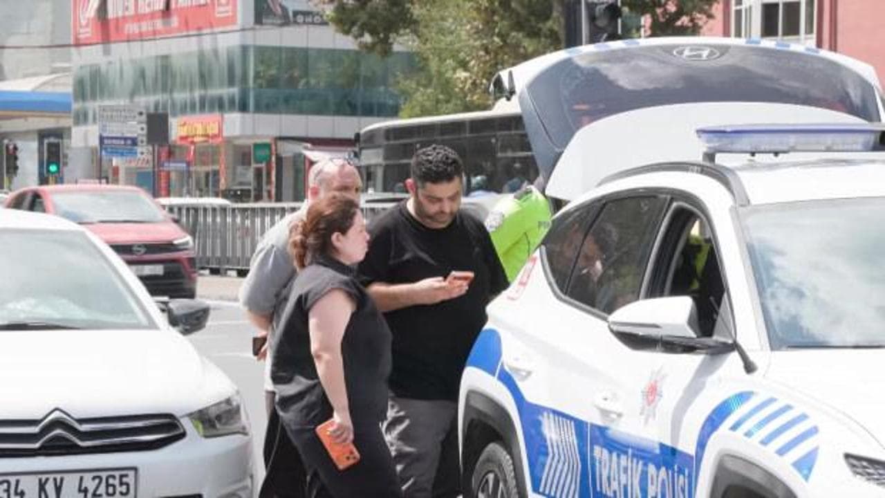 Hastane önünde taksiciye çarptı, tartışma çıktı: 'Eşimin yakasına yapıştı'