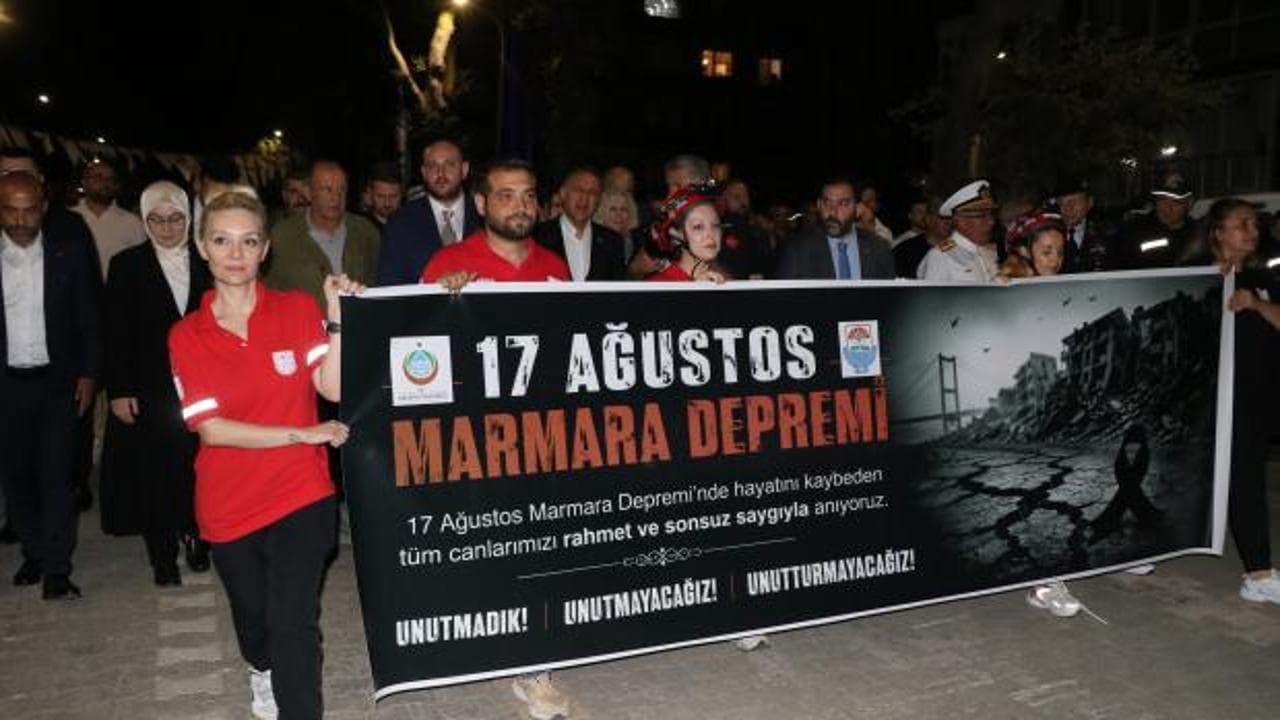 Yalova’da 17 Ağustos Depremi’nin acısı yürüyüş ve anma töreniyle yaşatıldı