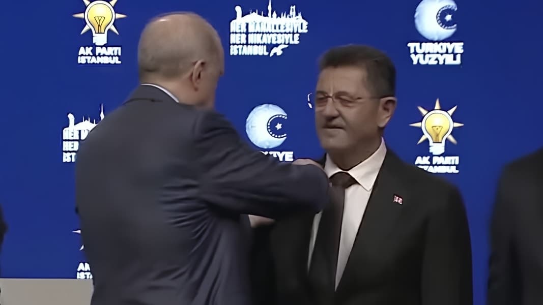Orhan Çerkez AKP'ye katıldı, makam odasındaki Atatürk portresini kaldırdı