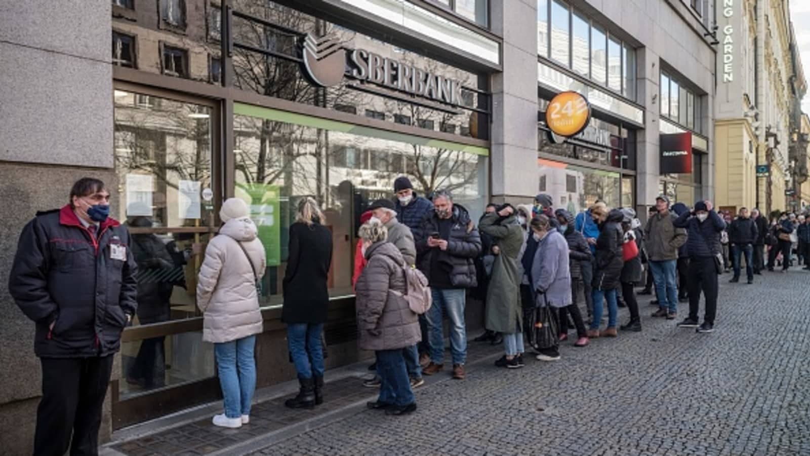 Vatandaşlar ATM'lere hücum etti: Bankalardaki nakit rezervi tehlikede, Hazine kayıplara karışıyor